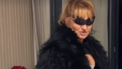 HIT IZDANJE MAMA DŽEHVE! Goca izbacila grudi, stavila "brze" naočare, a tek kada budete videli šta je obula!