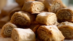 BAKLAVA SA KEKSOM SLAĐA OD KLASIČNE Turski slatkiš koji se ne odbija, a pomera granice dobrog ukusa