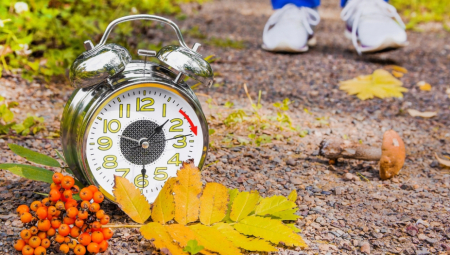 EVO KADA POČINJE ZIMSKO RAČUNANJE VREMENA Sat se pomera unazad, zbog čega će ljudi osetiti neprijatne tegobe