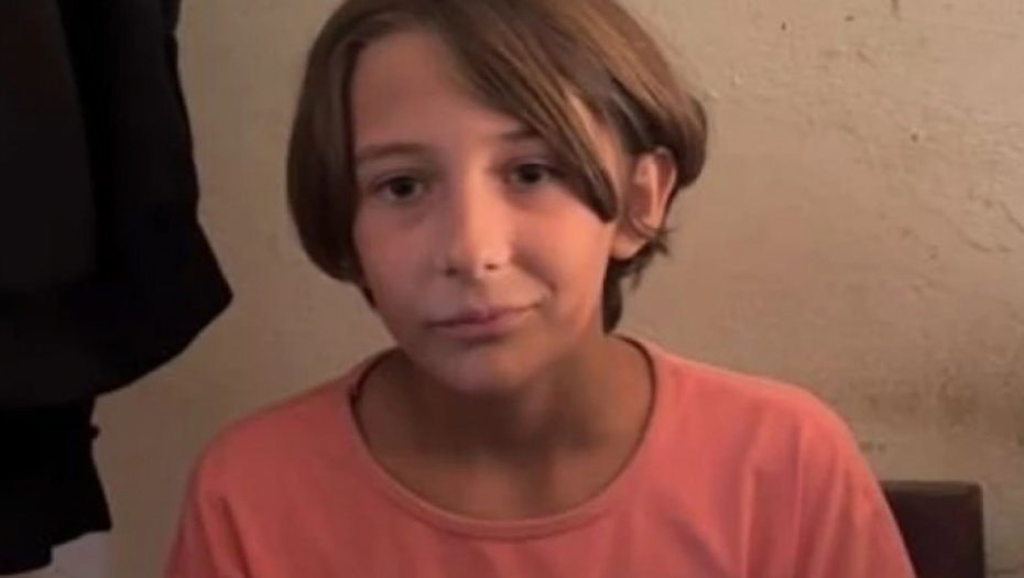 POKAŽITE OVAJ VIDEO SVIMA KOJI KUKAJU! Ognjenka (11) nema ništa sem onoga što su joj preci ostavili! Živi sa majkom u trošnoj kući i čuva svoje korene (VIDEO)