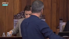 ĆUTA KAO DA JE U KAFANI PRIŠAO ANI BRNABIĆ DA JE PROVOCIRA, ALI USLEDIO JE ŠOK! Opozicionar POBEGAO nakon odlučnog poteza predsednice Skupštine (VIDEO)