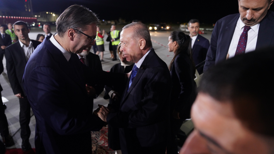 VUČIĆ NA AERODROMU ISPRATIO ERDOGANA Turski predsednik završio zvaničnu posetu Srbiji