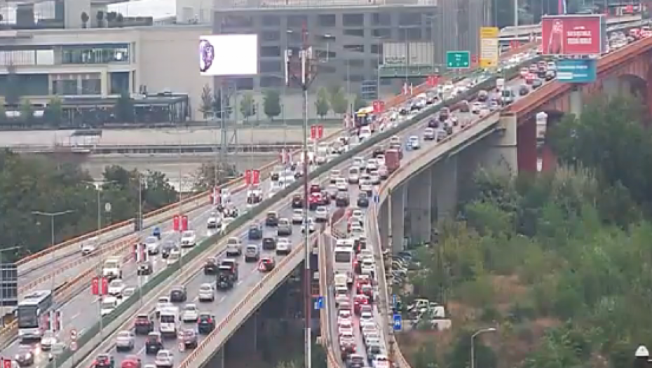 KIŠA IZAZVALA KOLAPS U GRADU Kilometarske kolone na ulazu u Beograd, najgore na mostovima (FOTO)