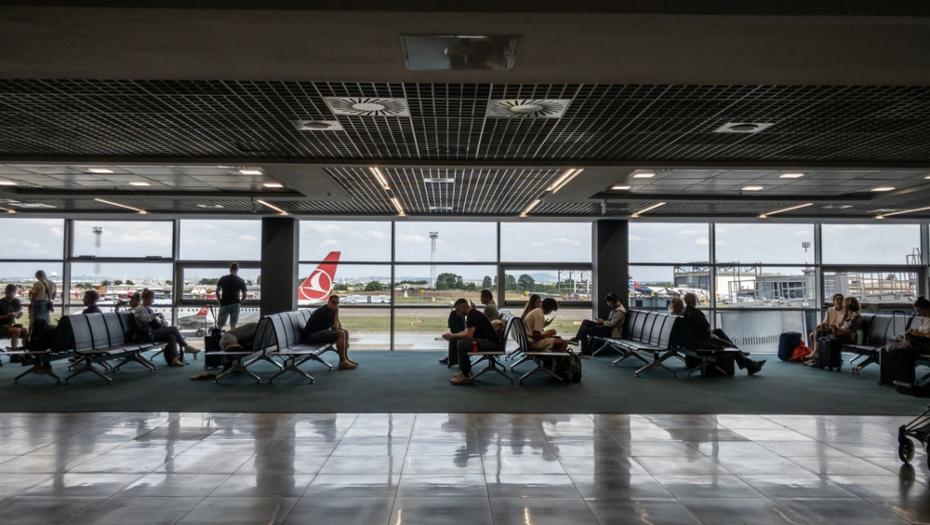 "POLJUBAC", ALI SAMO 3 MINUTA! Aerodrom uveo pravilo koje je razbesnelo putnike