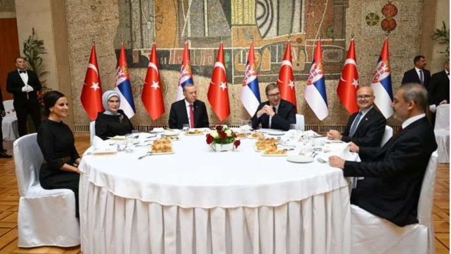 "RAZGOVOR U OPUŠTENIJOJ ATMOSFERI, UZ SRPSKE I TURSKE SPECIJALITETE" Vučić i Erdogan sa suprugama na svečanom ručku: Tema ima mnogo, kao i uvek sa prijateljima!