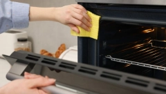 OČISTITE REŠETKE ŠPORETA BEZ MUKE I RIBANJA Potrebna vam je samo ova namirnica, a nije soda bikarbona