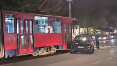 UDES U BEOGRADU Sudarili se tramvaj i automobil (VIDEO)
