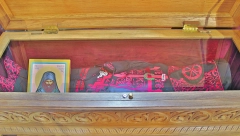 TUMANSKI SVETITELJ U NEDELJU BLAGOSILJA VERNI NAROD Desetogodišnjica otkrivanja moštiju Svetog Jakova