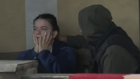 ''MAJKA ME TERALA DA SPAVAM SA OČUHOM DA IM RODIM DETE'' Ispovest učesnice 'Farme 8'' ledi krv u žilama, svi slušaju skamenjeni