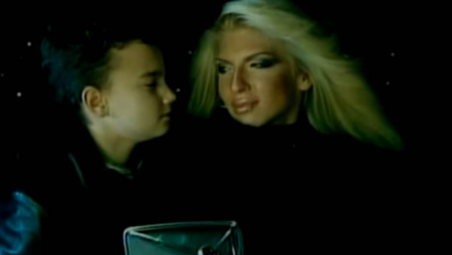 Klinac u Karleušinom spotu za pesmu ''Samo za tvoje oči'' je zapravo njen brat, evo kako on danas izgleda i u kakvom su odnosu