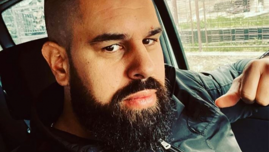 JOŠ MAJKE RAĐAJU OBILIĆE Ovo je kamiondžija Aleksandar koji je skočio u kanal pun vode da spase ženu i dete
