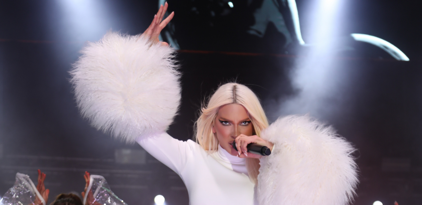 SKANDIRALI SU JOJ IME PET MINUTA! Jelena Karleuša ''ostavila dušu'' na sceni u Staroj Pazovi, evo zbog kojih reči je zaplakala kao kiša