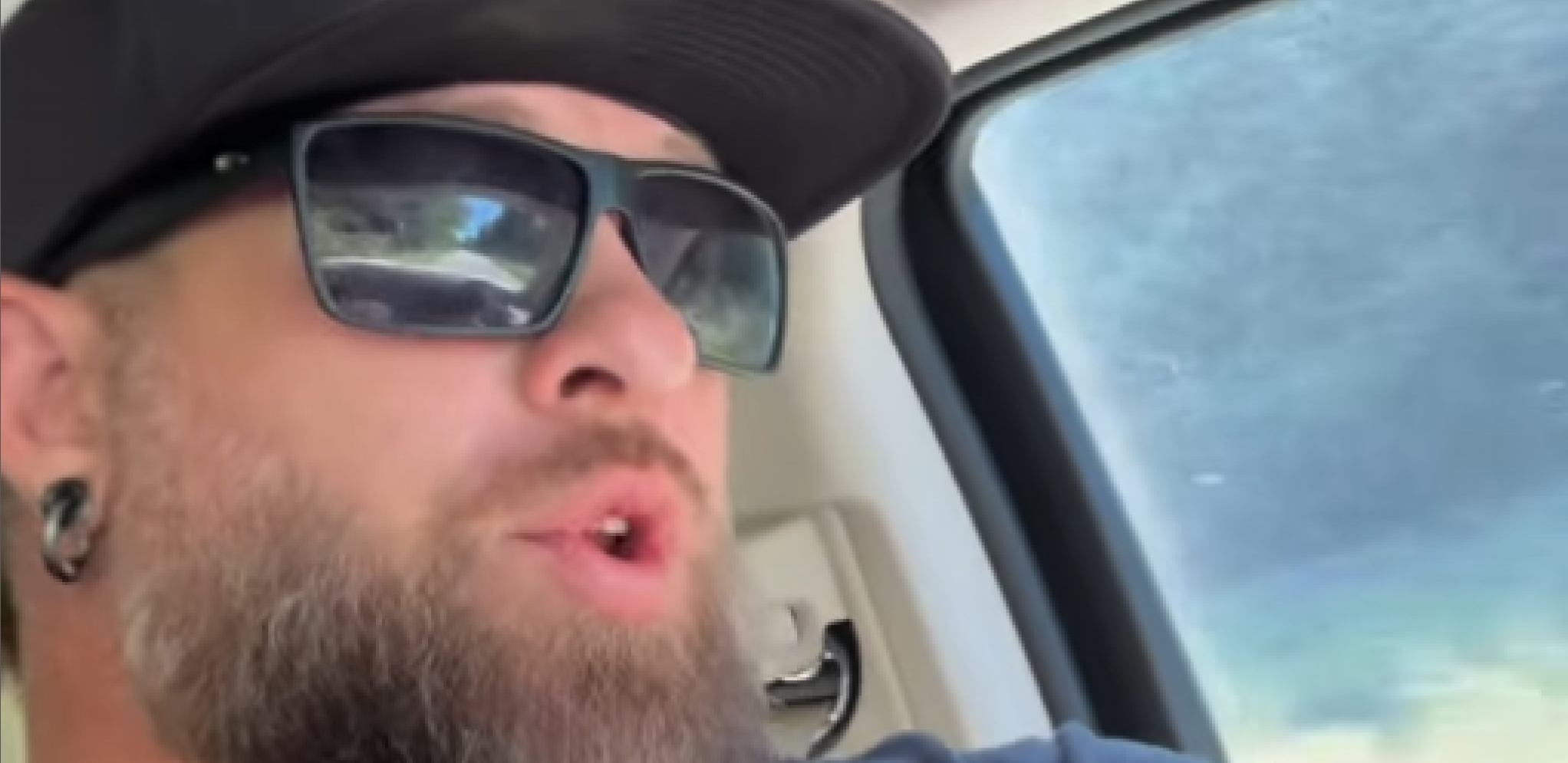 ODJURIO SA SCENE JER MU SE ŽENA PORAĐALA U AUTOBUSU! Muzičar prekinuo koncert zbog najlepšeg povoda (FOTO)