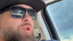 ODJURIO SA SCENE JER MU SE ŽENA PORAĐALA U AUTOBUSU! Muzičar prekinuo koncert zbog najlepšeg povoda (FOTO)