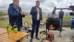 OJ RAKIJO MOJA LJUTA, MNOGO SI ME NAPOJILA PUTA! Meštanin Brka zajedno sa „Drinskim lađarima“ uveseljavao narod!