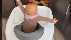 PRESLATKA BEBA OČARALA LJUDE Prvi put je probala ribu, a njena reakcija je urnebesna!