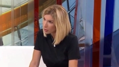 KAD JE PREKRSTILA NOGE, SVI SU OSTALI U ČUDU Voditeljka pred kamerama u izazovnom izdanju, komentari samo pljušte!