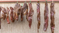 ODVOJIO NAMIRNICU OD PAPIRA, ONO ŠTA JE VIDEO GA PRILIČNO UPLAŠILO Da li je beli trag buđ ili se suvo meso ipak može jesti?