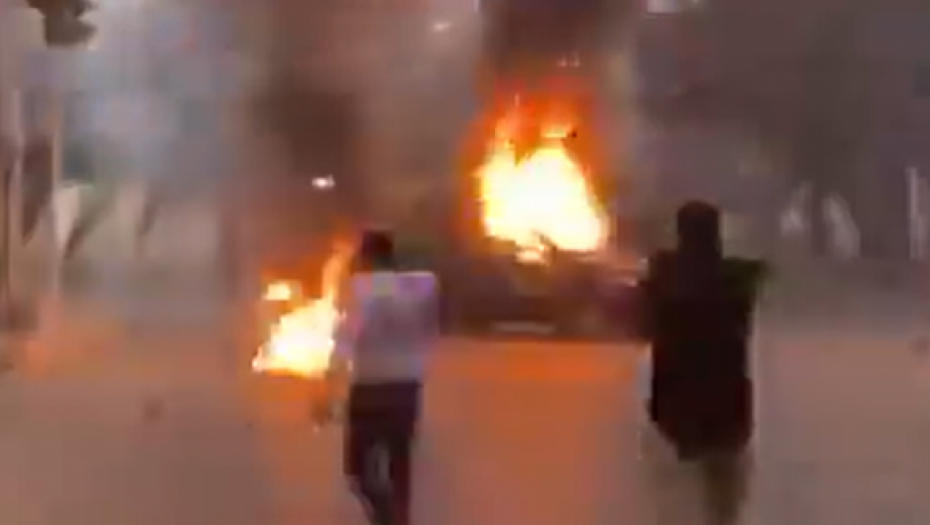 IMA MRTVIH NA ULICAMA Potpuni haos u Pakistanu, policija udarila na demonstrante - LETE KAMENICE, GORE KOLA (VIDEO)