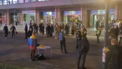 POLICIJA UPALA U NOĆNI KLUB U KIJEVU Muzika se prekida, a onda počinje haos: Bežite od mene! (VIDEO)