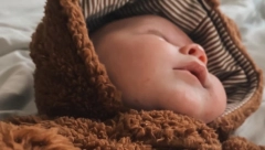 MALIŠA JE POSTAO HIT NA INTERNETU On ne puzi na stomaku kao sve bebe, otkrio je način koji je nasmejao 10 miliona ljudi!