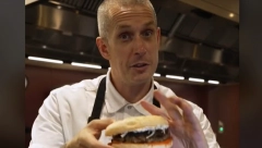 „DA LI SI RECEPT NAŠAO NA TEMUU?" Poznati kuvar napravio pljeskavicu i ajvar, pa naljutio Balkance, kažu da je sve pogrešno