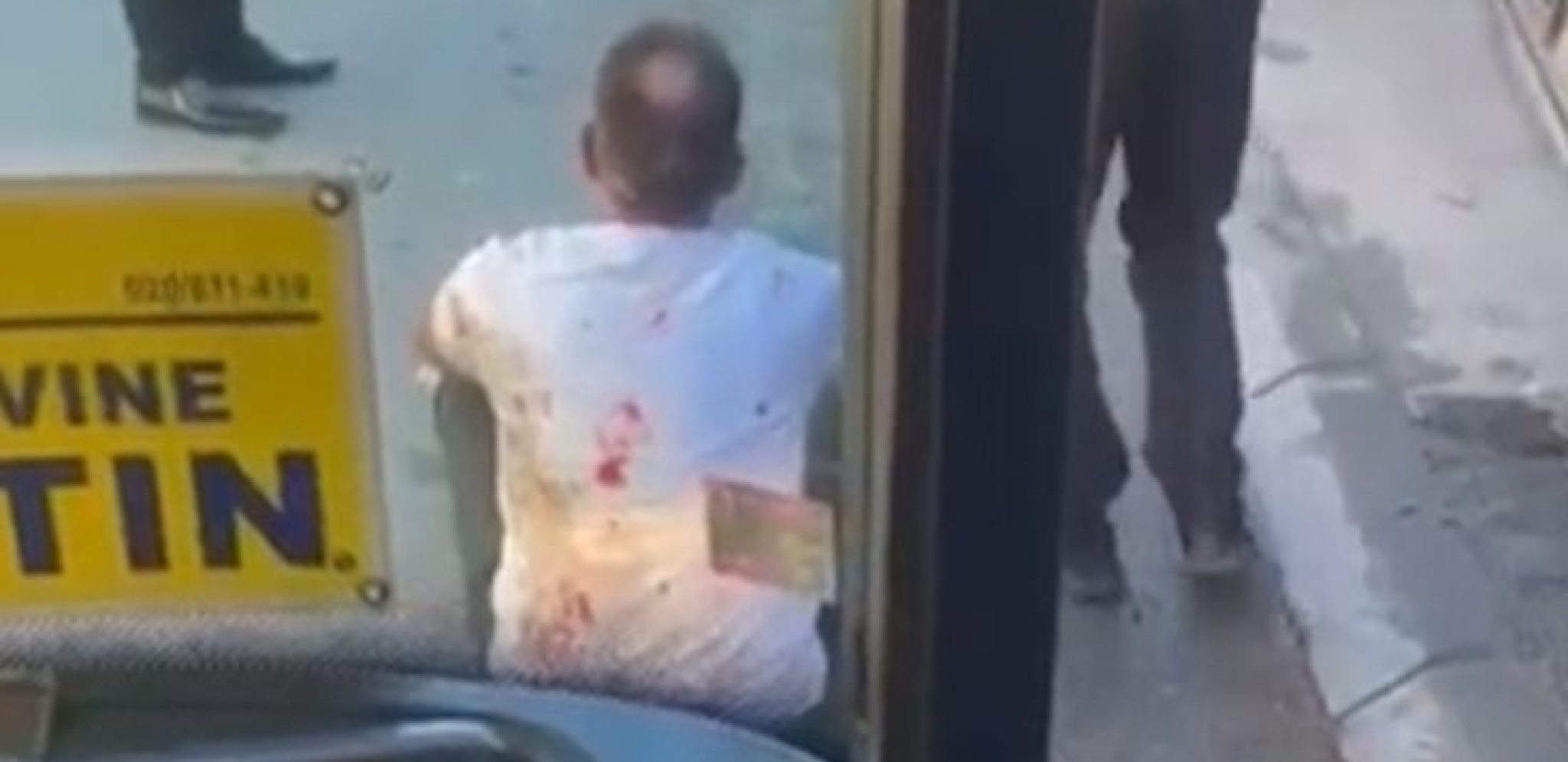 STRAVIČAN SNIMAK! BRUTALNI NAPAD NA VOZAČA AUTOBUSA U NOVOM PAZARU Tukla ga dvojica mladića, cela majica mu krvava (VIDEO)