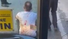 STRAVIČAN SNIMAK! BRUTALNI NAPAD NA VOZAČA AUTOBUSA U NOVOM PAZARU Tukla ga dvojica mladića, cela majica mu krvava (VIDEO)