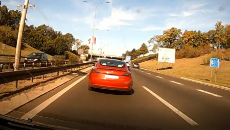 KAKAV LUDAK! Naglo koči na putu i preleće iz trake u traku! Jeziva scena zaprepastila vozače u Beogradu (VIDEO)