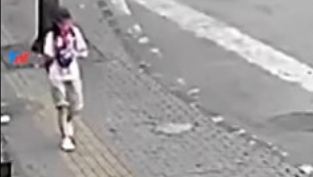 ŽENA GLEDALA U KIŠOBRAN, NIJE PRIMETILA RUPU Odjednom je nestala u sekundi - trenutak nepažnje mogao da bude koban! (UZNEMIRUJUĆI VIDEO)