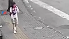 ŽENA GLEDALA U KIŠOBRAN, NIJE PRIMETILA RUPU Odjednom je nestala u sekundi - trenutak nepažnje mogao da bude koban! (UZNEMIRUJUĆI VIDEO)