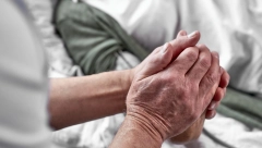 OVE 3 STVARI SE DOGAĐAJU OSOBI NA SAMRTI Julija je medicinska sestra i odlučila je da otkrije šta nagoveštava kraj života