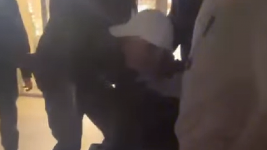 ČOVEK POKUŠAO DA OTME DEVOJČICU U KALUĐERICI Probao da je odvuče, snimljena cela drama (VIDEO)