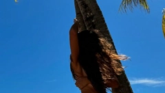 GLUMICA (33) POKAZALA GOLU ZADNJICU! Na sebi ima samo tange, vreli kadrovi izazivaju vrtoglavice!