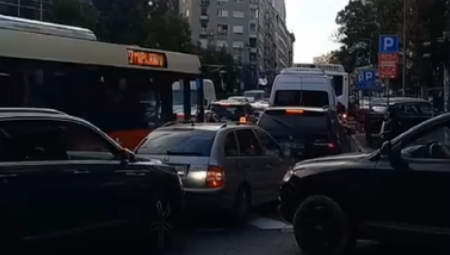 ŠTA SE DEŠAVA KOD DOMA OMLADINE? Automobili i autobusi stoje, niko se ne pomera (VIDEO)