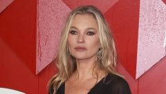 ,,NIŠTA NIJE TAKO UKUSNO KAO MRŠAVOST" Kejt Mos nakon 2 godine pauze očarala na modnoj pisti, sa 50 godina izgleda kao devojčica