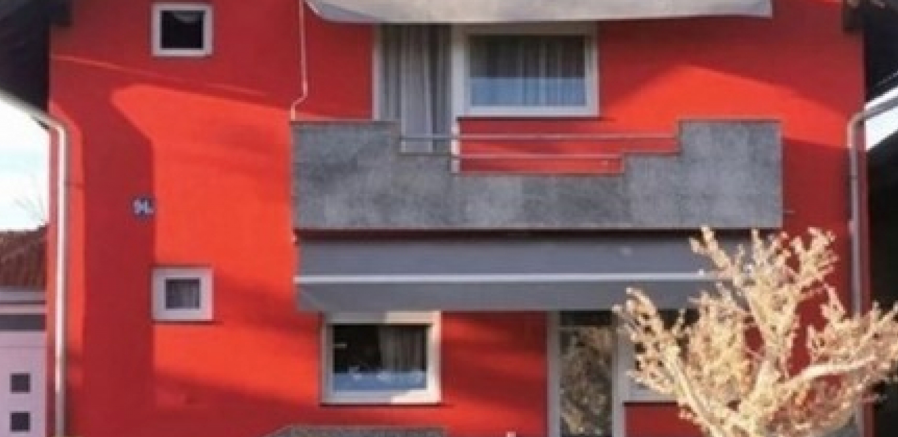 LJUDI ZASTAJU ISPRED KAPIJE I KRSTE SE Kuća iz Srbije postala hit na mrežama zbog bizarnih detalja, ovo morati videti