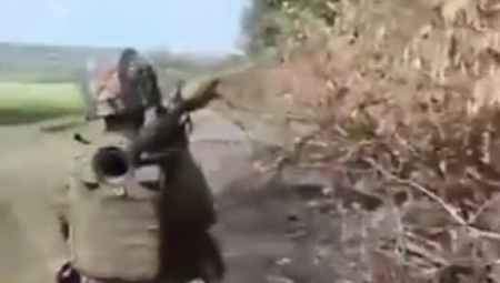 SNIMAK SA PRVE LINIJE FRONTA Rus je gledao smrti u oči, pa ispalio raketu - usledio je direktan pogodak (VIDEO)