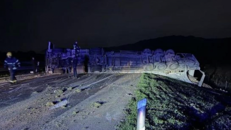 KAMION PREVRNUT NA BOK Tеška saobraćajna nesreća na auto-putu za Niš