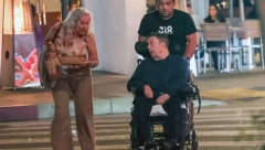 TUŽNE FOTOGRAFIJE GLUMCA IZ FILMA "SAM U KUĆI" OBILAZE SVET Prikovan za kolica i beživotnog izraza lica