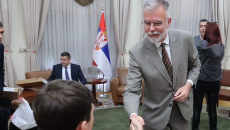 MINISTAR RISTIĆ URUČIO DAROVE OSVAJAČIMA MEDALJA NA MEĐUNARODNIM TAKMIČENJIMA IZ INFORMATIKE