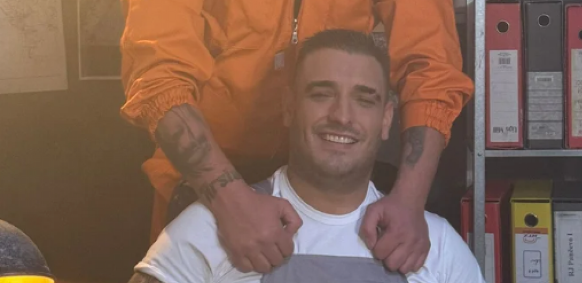 DARKO LAZIĆ OPET ŠOKIRA! Pogledajte kako pevač izgleda u radnom odelu, i kolegu ubacio u biznis
