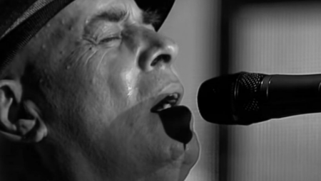 NAŠ PEVAČ JE PRONAĐEN MRTAV U HOTELSKOJ SOBI Jezivi detalji šokirali su javnost, dva puta su ga sahranjivali!