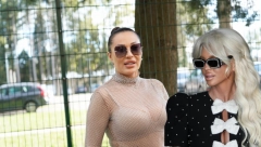 STALE SU JEDNA PORED DRUGE U SUDNICI I SVI SU ZANEMELI OD ŠOKA! Otkriveno koliko je Karleuša zapravo viša od Cece