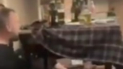 SRBIN JAČI I OD ZVERI Niko ne zna kako je ovo uspeo sam da podigne, svojim gestom digao celu kafanu na noge! (VIDEO)