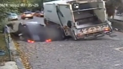 TEK ŠTO JE ZAKORAČILO NA ULICU, DETE JE PROGUTALA RUPA Prestravljena majka odmah skočila, za dlaku izbegnuta tragedija! (VIDEO)