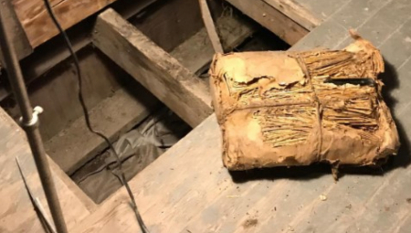 RENOVIRALI STARU KUĆU, PA OTKRILI SKRIVENO BLAGO U ZIDOVIMA Kada su čuli ko je prethodni vlasnik, zanemeli od šoka! (VIDEO)