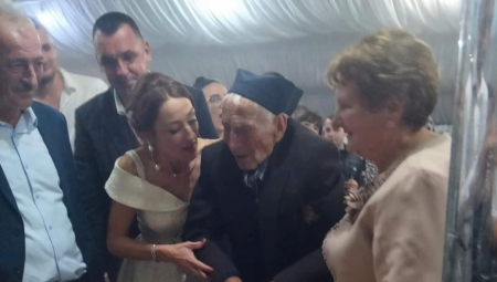 SRPSKO VESELJE KAKVO SE ODAVNO NE PAMTI Deda i praunuk okupili 500 zvanica, a na ražanj zna se šta ide - pekla su ga tri majstora (FOTO)