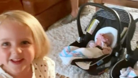 MAMA DONELA BEBE BLIZANCE IZ PORODILIŠTA Preslatka reakcija njihovih sestara bliznakinja će vam ulepšati dan! (VIDEO)