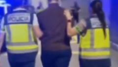 ŠPANSKA POLICIJA OBJAVILA SNIMAK HAPŠENJA  Vušovića policajke sprovode do vozila(VIDEO)